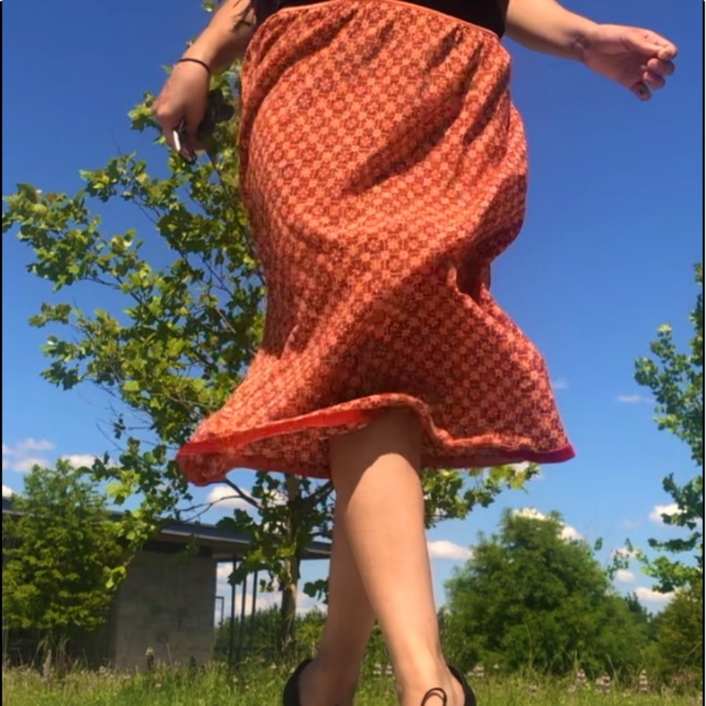 Free flowing Mixi skirt with a velvet trim 🧡🦧